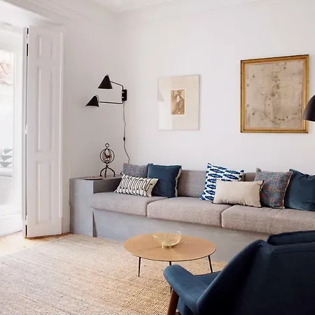 Renovated Charming With Terrace In Lapa Lisboa